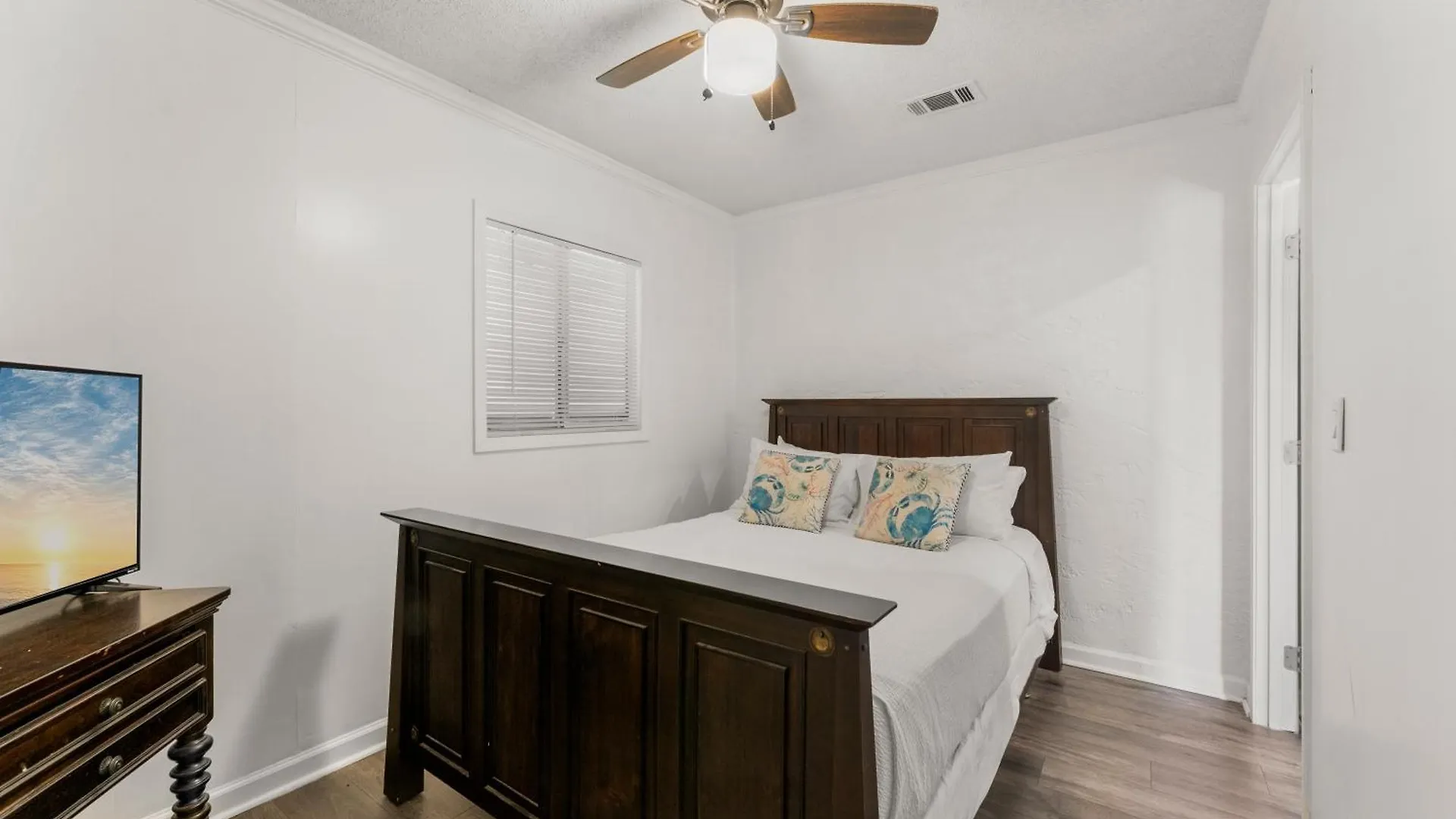 Charming Beach House! Just Steps From The Beach! Sleeps 8! By Dolce Vita Getaways Panama City Beach Nyaraló